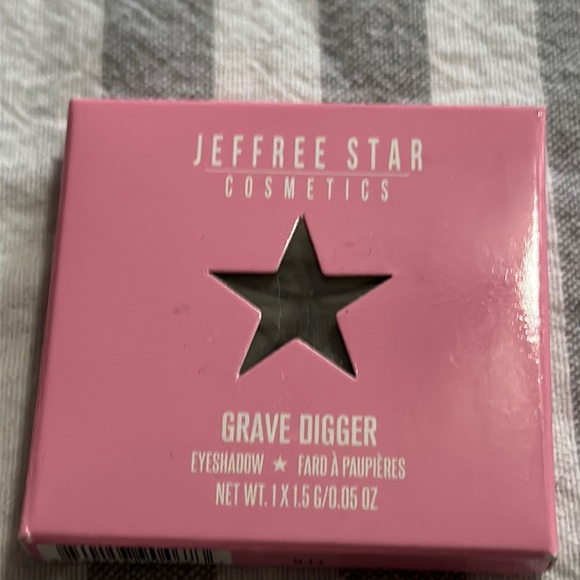 ♥️ 3/$12 Jeffree Star eyeshadow single in Grave Digger - Picture 1 of 4